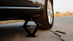 تعویض لاستیک در جاده